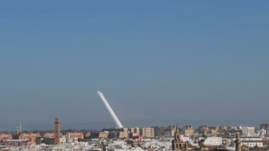 Sevilla şehrindeki ünlü Alamillo nehir köprüsünün panoramik manzarası, modern inşaat, Avrupa 'nın simgesi. 4k