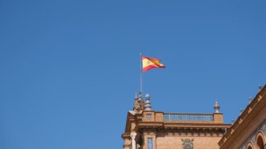 İspanyol bayrağı parlak gökyüzü arka planında dalgalanıyor, İspanya ulusal işaret sembolü, 4k, 4k. 
