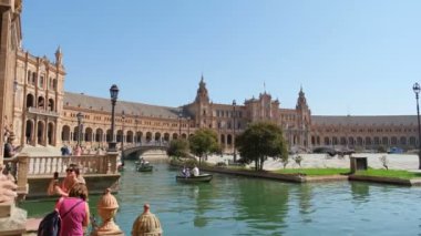 Sevilla şehir merkezinde turistlerin olduğu ünlü Plaza de Espana, Avrupa İspanyol Landamark 4k