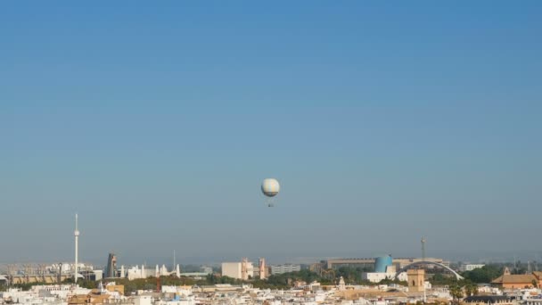 Balon Turystyczny Przelatujący Nad Panoramą Sewilli Zabytkowy Transport Lotniczy — Wideo stockowe