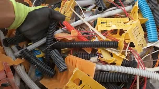Robotnik Oddziela Odpady Przemysłowe Tworzyw Sztucznych Przed Ich Recyklingiem Ponowne — Wideo stockowe