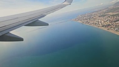 Kalkış üstüne uçak görüntüsü, uçak kanadı görüntüsü, seyahat özgürlüğü, ulaşım 4k.