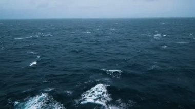 Fırtınalı açık deniz manzarası bir yelkenli gemisinden, kötü iklim bisikletçisi, güçlü doğa gücü, 4k. 