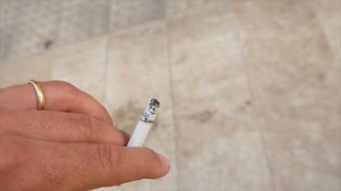 Sigara, tütün, uyuşturucu bağımlılığı, sağlıksız yaşam tarzı 4k içerken yavaş çekim görüntüsü.
