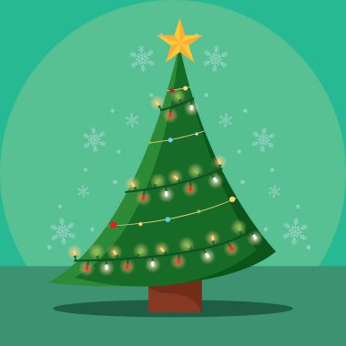 Kar çelenkleri, renkli süsler ve altın yıldız süslemeleri olan yeşil Noel ağacı.