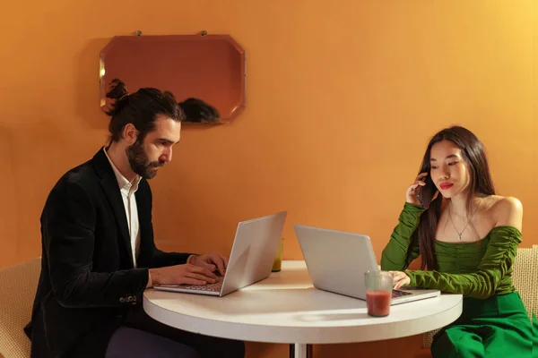Чоловік Жінка Працює Ноутбуці Коворкінг Молодий Стартап Бізнес — стокове фото