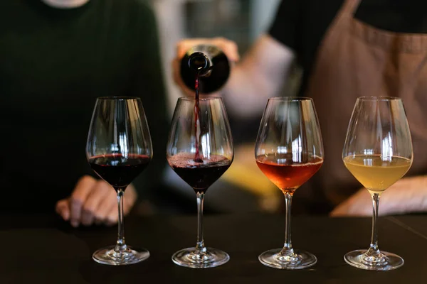 Sommelier Turnarea Vinului Pahare Vin Pentru Degustare Vin Fotografie de stoc