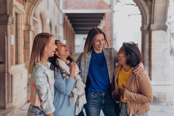 Női Barátok Csoportja Akik Jól Érzik Magukat Együtt Utcán Városközpontban — Stock Fotó