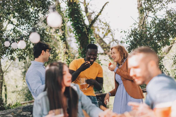 Prieteni Multietnici Care Distrează Bar Aer Liber Timpul Petrecerii Happy — Fotografie, imagine de stoc
