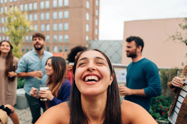 Neşeli Mutlu Genç Bir Kadın Üniversite Çatısı Öğrencilerinin Arkadaşlarıyla Eğleniyor — Stok fotoğraf