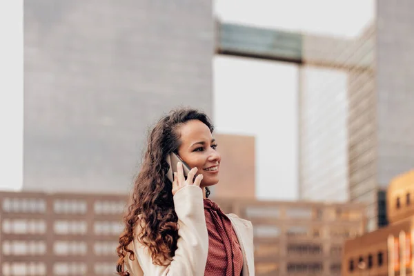 Tânără Femeie Afaceri Elegantă Care Vorbește Telefonul Mobil Afară Centrul — Fotografie, imagine de stoc