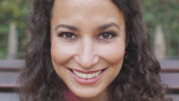 Super Primer Plano Hermosa Cara Sonriente Mujer Hispana Con Pelo — Vídeo de stock