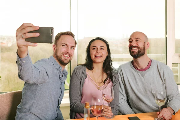 Tre Amici Che Fanno Bobina Con Smartphone — Foto Stock