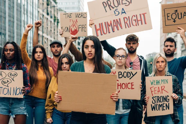 Fiatal Aktivisták Csoportja Akik Nemek Közötti Egyenlőségért Éghajlatváltozásért Tiltakozó Paneleket — Stock Fotó