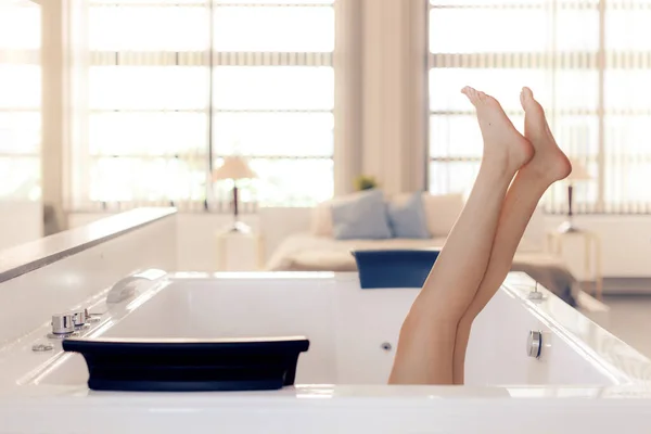 Frauenbeine Aus Einer Badewanne Einem Eleganten Hotelzimmer Mit Blasenbad Archivbild — Stockfoto