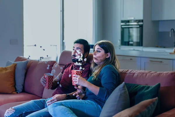 Kanepede Oturmuş Televizyon Seyreden Arkadaşlar Kanepede Oturan Bir Çift Korku — Stok fotoğraf