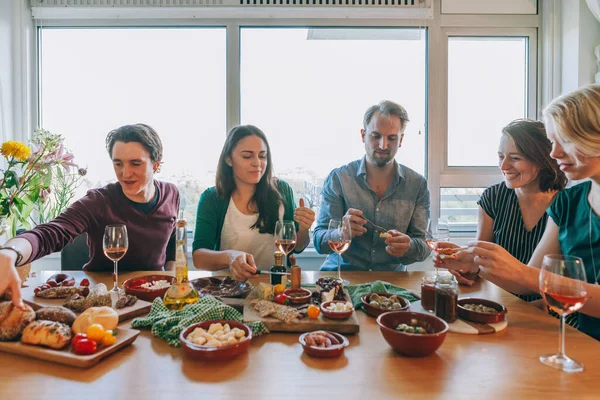 Nsanlar Parmak Yiyecekleri Şaraplarla Dolu Bir Masada Oturuyorlar Aile Arkadaşlarla — Stok fotoğraf