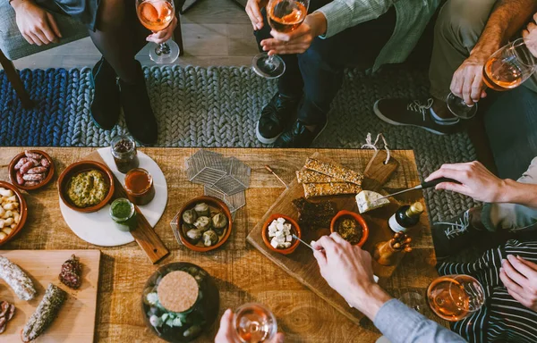 Tapas Şarapla Oturan Insanlar Arkadaşlar Aile Toplantısı — Stok fotoğraf