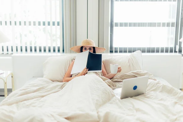 디지털 유목민 침대에 커피와 노트북을 아가씨 — 스톡 사진