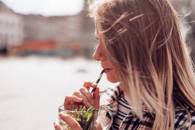 Profil portresi ve kağıt kamışla cam içen genç bir kadının fotokopi alanı