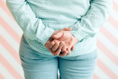 Arkasından yaşlı bir kadının ellerine yaklaş.