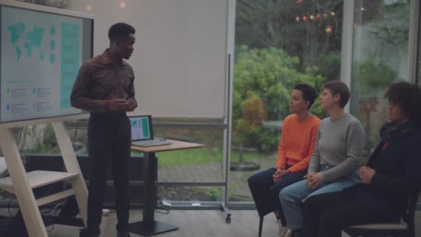 Afrikanisch Amerikanischer Geschäftsmann Gibt Workshops Für Junge Kollegen Innenräumen — Stockvideo