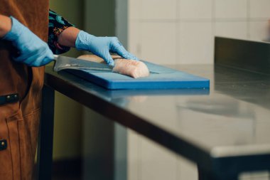 Restoranın mutfağında ya da balık dükkanında balık keserken detaylar