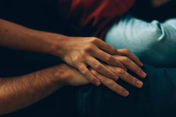 Деталь Двох Чоловічих Рук Схрещеними Пальцями Один Всередині Іншого Любов Ліцензійні Стокові Фото