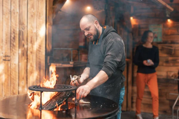 Restaurant Cook Chef Cooks Shrimp Outdoors Barbecue Fire Fotos de stock