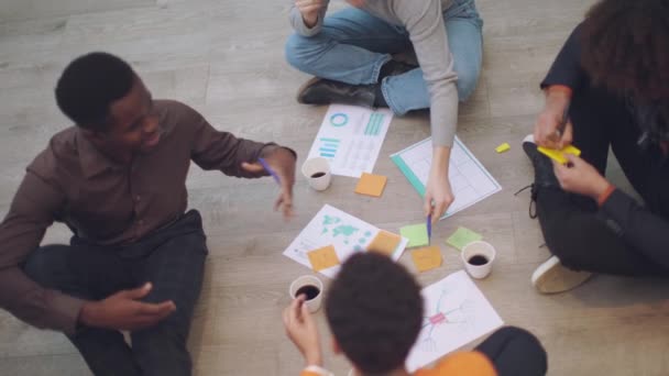 Top View Four Multicultural College Students Sitting Circle Floor Room — Stockvideo