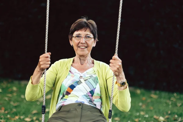 Femeie Vârstă Care Stă Fără Griji Leagăn Grădină Balansoar Ușor Fotografie de stoc