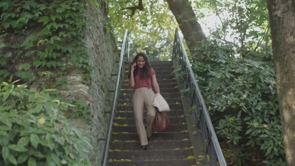 Элегантная Женщина Адвокат Спускается Лестнице Медленном Движении Разговаривая Мобильному Телефону — стоковое видео