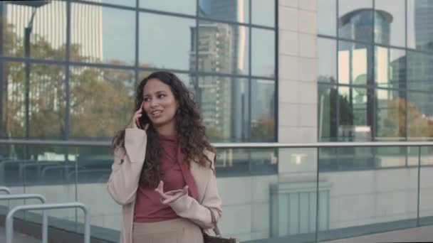 Легендарна Латиноамериканська Ділова Жінка Яка Йде Місту Телефоном Руці — стокове відео