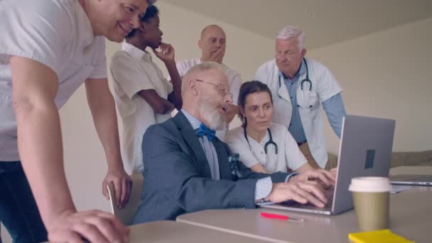 Groupe Chercheurs Médicaux Dans Une Salle Réunion Réunis Autour Ordinateur — Video