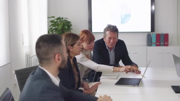 Inggris Professional Team Reviewing Data Laptop Modern Office — Stok Video