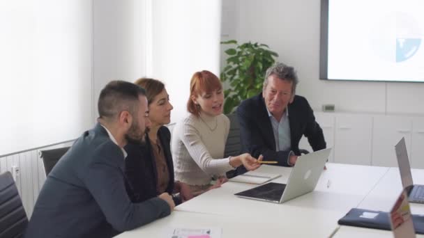 Professioneel Team Beoordeelt Gegevens Laptop Modern Office — Stockvideo