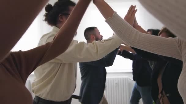 Team Diversi Professionisti Celebra Progetto Successo Con Batti Cinque Ambiente — Video Stock