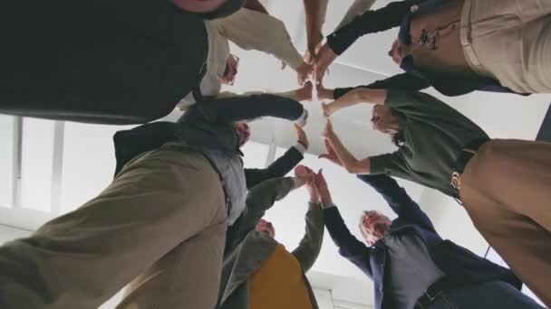 現代のオフィスで成功したミーティングの後 団結とチームワークのシンボルで協力する企業チーム — ストック動画