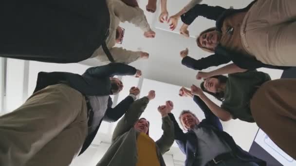 Ενθουσιαστική Επιχειρηματική Ομάδα Ζητωκραυγάζει Υψωμένες Γροθιές Κύκλο Γιορτάζοντας Την Επιτυχία — Αρχείο Βίντεο