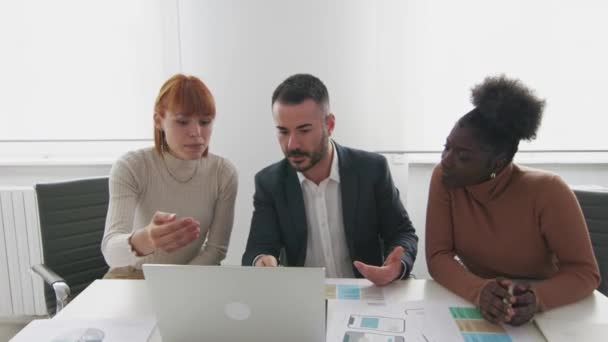 Equipe Duas Mulheres Homem Envolver Uma Discussão Sobre Laptop Materiais — Vídeo de Stock