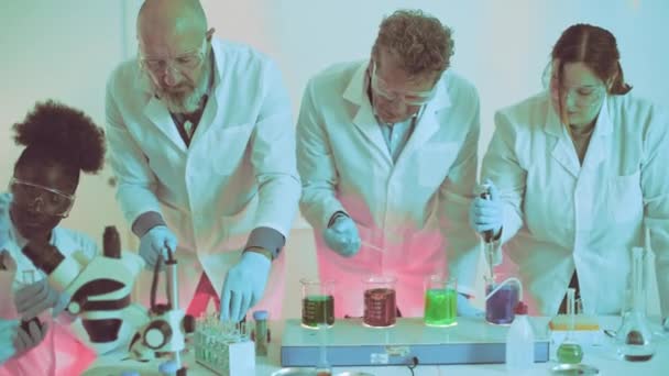 Многопрофильная Команда Проводит Химический Анализ Лаборатории Измеряя Смешивая Растворы Точностью — стоковое видео