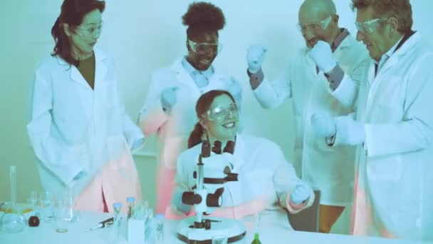 Bir Grup Coşkulu Üniversite Bilim Adamı Laboratuvarda Bir Araştırmacının Mikroskopla — Stok video