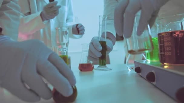 慢动作 桌面视频捕捉科学家的手 他们小心翼翼地操作 并将瓶子和仪器放置在实验室的长椅上 展示动作的顺序 — 图库视频影像