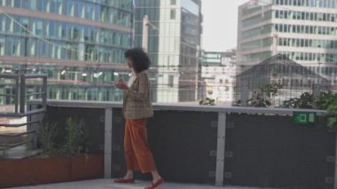 TRENDY KADINLAR Binanın Arasında Ofisler Arasında TELEFON EDİYOR