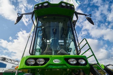 Bükreş, Romanya - 26 Ekim 2022: Grim SERIES 10 kendinden itişli tarım spreyleri Indagra uluslararası tarım fuarına sunuldu. Bu resim sadece editörler içindir..