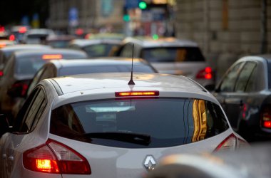 Bükreş, Romanya - 18 Ekim 2022: Bükreş şehir merkezindeki bir sokakta trafik sıkışıklığında arabalar.