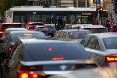 Bükreş, Romanya - 18 Ekim 2022: Bükreş şehir merkezindeki bir sokakta trafik sıkışıklığında arabalar.
