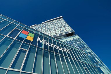 Bükreş, Romanya - 26 Ekim 2022: Romanya 'nın Bükreş kentindeki Özgür Basın Meydanı' nda yer alan Romanya Şehir Kapısı Kuleleri 'ndeki Microsoft Romanya genel merkezinin görüntüsü.