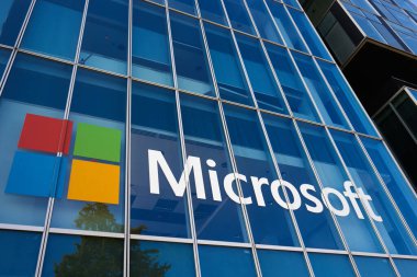 Bükreş, Romanya - 26 Ekim 2022: Romanya 'nın Bükreş kentindeki Özgür Basın Meydanı' nda yer alan Romanya Şehir Kapısı Kuleleri 'ndeki Microsoft Romanya genel merkezinin görüntüsü.