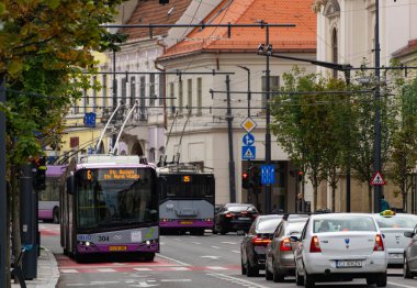 Cluj-Napoca, Romanya - 17 Eylül 2022: Cluj-Napoca toplu taşıma şirketi troleybüsleri 21 Aralık 1989 'da Cluj-Napoca Bulvarı' nda trafikte.